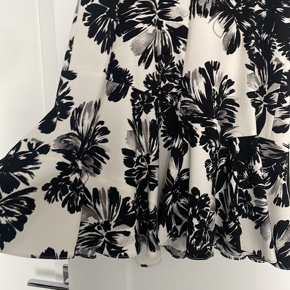 Rebecca Taylor Black and White Floral Sleeveless Splashed Flowers Flippy Dress - Picture 4 of 7